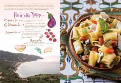 Pasta alla Norma mit Auberginen, Kirschtomaten und Ricotta salata; links Anleitung, rechts angerichtete Rigatoni mit Basilikum und Gemüse auf sizilianischem Fliesenteller.