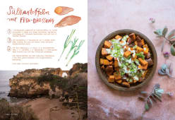 Rezept für Süßkartoffeln mit Feta-Dressing, illustriert mit Frühlingszwiebeln und Süßkartoffeln; rechts servierte Würfel mit Dressing und Frühlingszwiebeln in einer Schale.