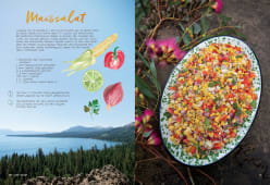 Rezept für gegrillten Maissalat mit Feta, Paprika, Zwiebel und Limette. Rechts: bunter Salat aus Mais und Gemüse auf einer weißen Platte mit grünem Muster, daneben rosafarbene Blüten.