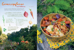 Rezept für eine Gemüsepfanne mit Halloumi und Wurzelgemüse. Rechts: buntes Gemüse mit gebratenem Halloumikäse in einer gelben Schale auf einem Holztisch, umgeben von Blumen.