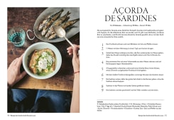 Schüssel mit Brot, pochiertem Ei und Kräutern; daneben gebratene Sardinen in einer Pfanne und ein Glas Wasser.