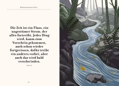 Ein Bach schlängelt sich durch einen dichten Wald zwischen Felsen und Farnen; Blätter treiben auf dem Wasser.
