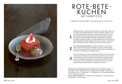 Rotes Kuchenstück mit Sahnetupfer und Lakritz-Eis auf einem Teller, mit rotem Pulver bestäubt.