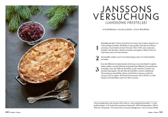 Goldbrauner Kartoffelauflauf in einer ovalen Ofenform, daneben eine Schüssel mit Rotkohl.