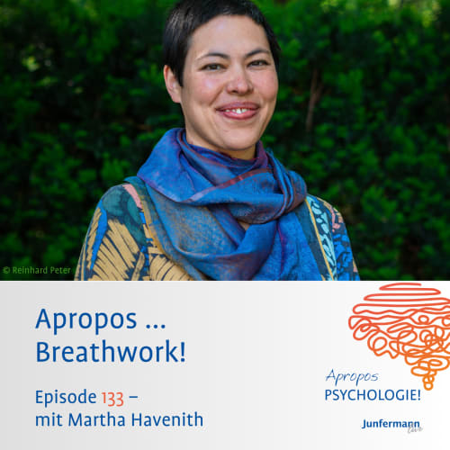 Ein Mann in weißem Hemd und graubraunem Sakko steht vor moderner Architektur. Unten steht: „Apropos ... Loslassen! Episode 121 – mit Dr. Gerhard Helm“. Rechts unten ist das Logo „Apropos PSYCHOLOGIE! Junfermann live“ mit einer stilisierten Gehirngrafik.