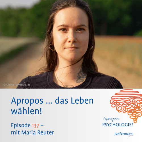 Podcast-Cover mit einer Person vor einem Weg in ländlicher Umgebung. Darunter der Titel „Apropos … das Leben wählen! – Episode 137 mit Maria Reuter“ sowie das Logo von „Apropos Psychologie!“ von Junfermann.