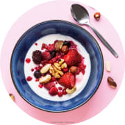 Joghurt mit Beeren und Nüssen 