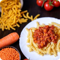 Teller mit Nudeln und veganer Bolognese aus roten Linsen