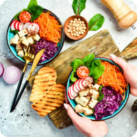 Bowl mit Karotte, Rotkohl, Radieschen und Tofu