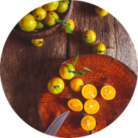 Kumquats, aufgeschnitten auf einem Holzteller
