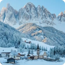 Dorf mit Dolomiten im Hintergrund 