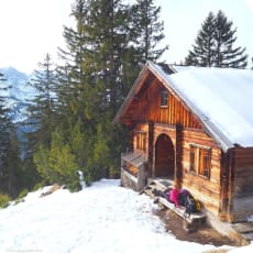 Rast auf Berghütte im Winter