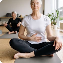 Frau meditiert in einem Kurs