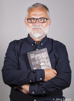 oekom-Autor Alexander Schiebel mit seinem Buch »Das Wunder von Mals«