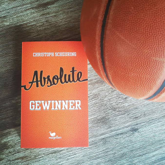 Innenansicht Doppelseite mit schwarz-weißer Illustration eines Basketballs