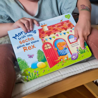 Morgens früh um sechs gähnt der kleine Rex - Produktbild, Cover in Kinderhänden