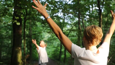 Waldbaden: Paar ist zusammen im Wald