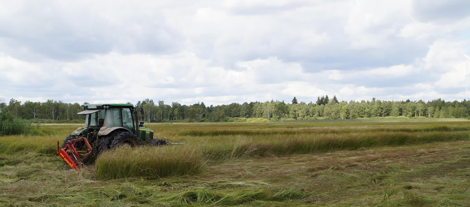 Ein Traktor auf einem Feld in einem Moorgebiet