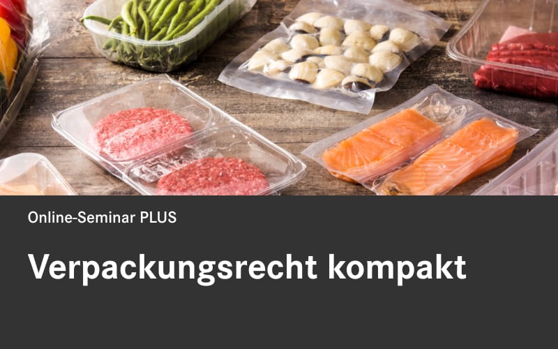 Online-Seminar PLUS: Verpackungsrecht kompakt. Im Hintergrund des Schriftzuges sind mehrere in Plastik verpackte Lebensmittel zu sehen.
