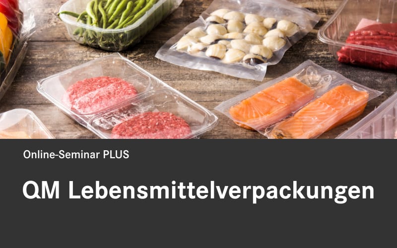 Online-Seminar PLUS: QM Lebensmittelverpackungen. Im Hintergrund des Schriftzuges sind mehrere in Plastik verpackte Lebensmittel zu sehen.