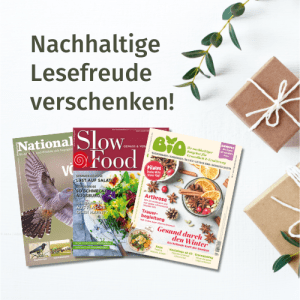 image Drei Zeitschriften liegen neben ein paar Geschenken. Schriftzug: Nachhaltige Lesefreude verschenken!