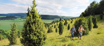 Pärchen wandert im Sommer durch die Rhön.