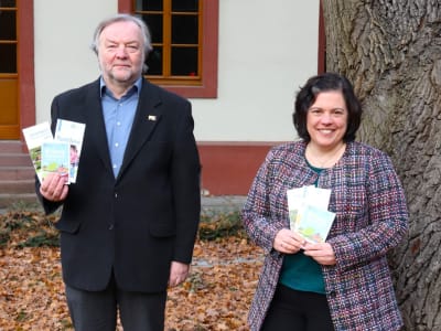 Die Bevollmächtigte des Generalvikars, Ordinariatsdirektorin Stephanie Rieth, präsentierte gemeinsam mit dem Umweltbeauftragten des Bistum Mainz, Marcus Grünewald, das neue Klimasparbuch. © Bistum Mainz/Hoffmann