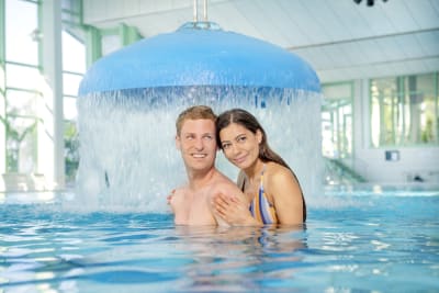 Paar am Wasserpilz in der Therme Bad Königshofen 