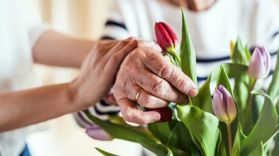 Überforderung durch die häusliche Pflege der Eltern: Tipps für verschiedene Fragen von Betroffenen