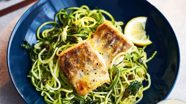 Knuspriges Fischfilet auf Zucchinispaghetti