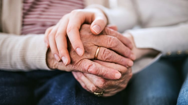 Pflege der Eltern zu Hause: So lässt sich das Zusammenleben mit Ihren Eltern erleichtern