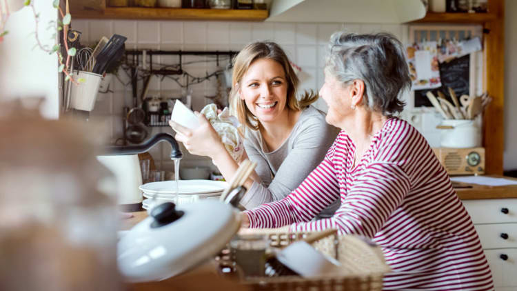 Für die Eltern im Alter sorgen: Tipps, wie Kinder mit den Veränderungen Ihrer Eltern umgehen können