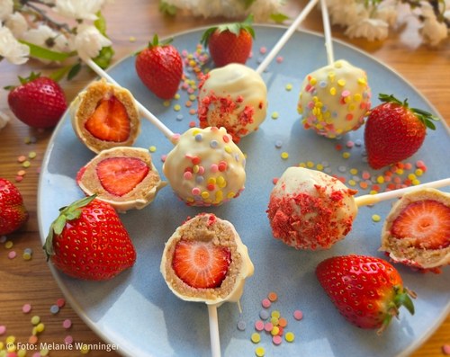 Sommerliche Rezeptidee: Erdbeer-Cake-Pops am Stiel