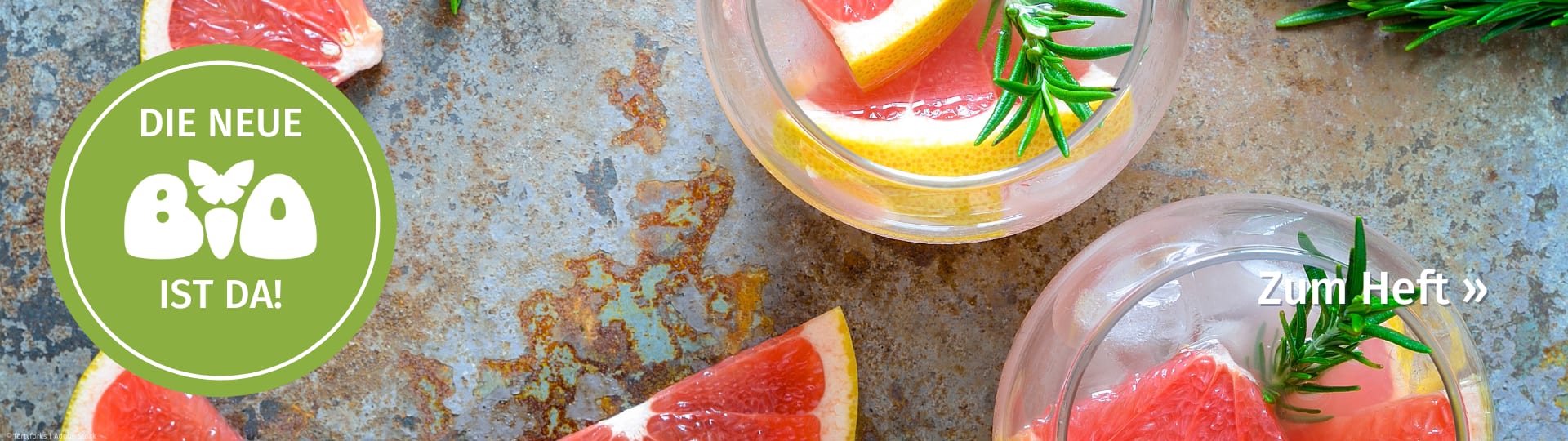 Drink mit Grapefruitscheiben, daneben einzelne Grapefruitscheiben