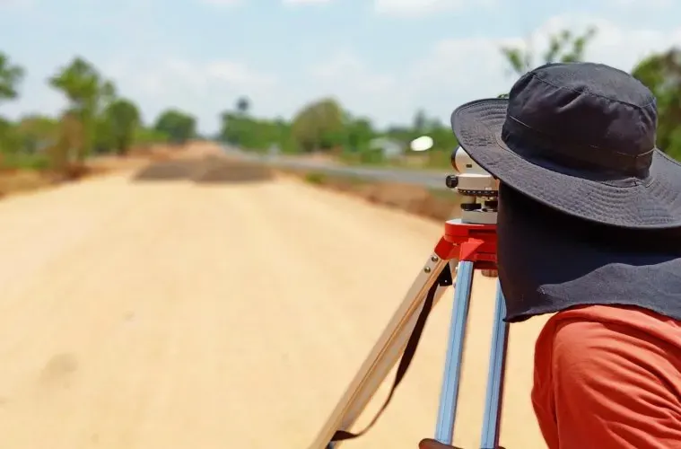 O Teodolito é um aparelho usado para medir ângulos horizontais e verticais. Leia mais sobre isso <a href="https://adenilsongiovanini.com.br/blog/teodolito-eletronico/">AQUI</a>.