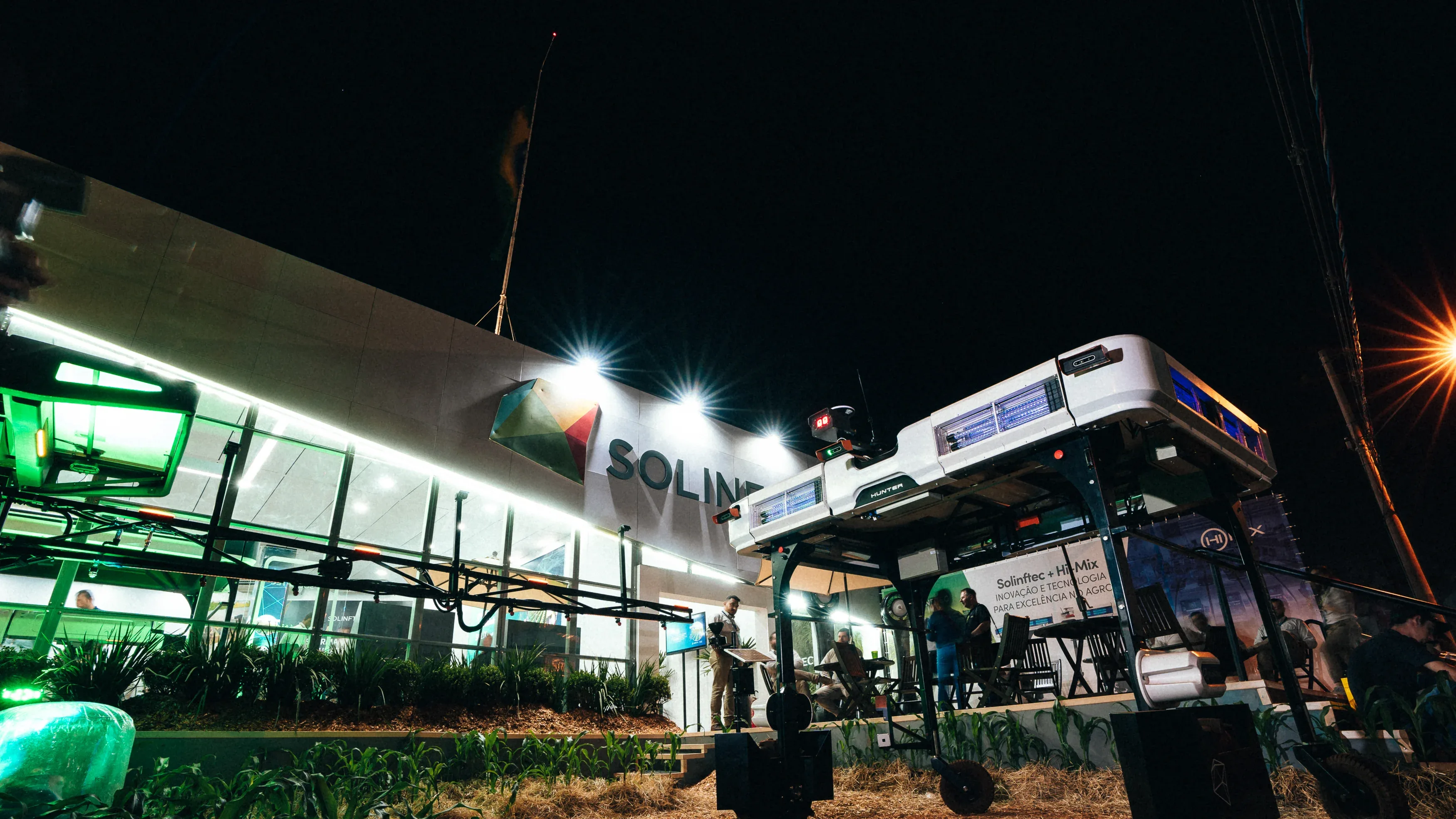 O Solix Hunter, novo robô da Solinftec de ação noturna, elimina os principais insetos que acometem as lavouras de grãos com tecnologia sustentável
