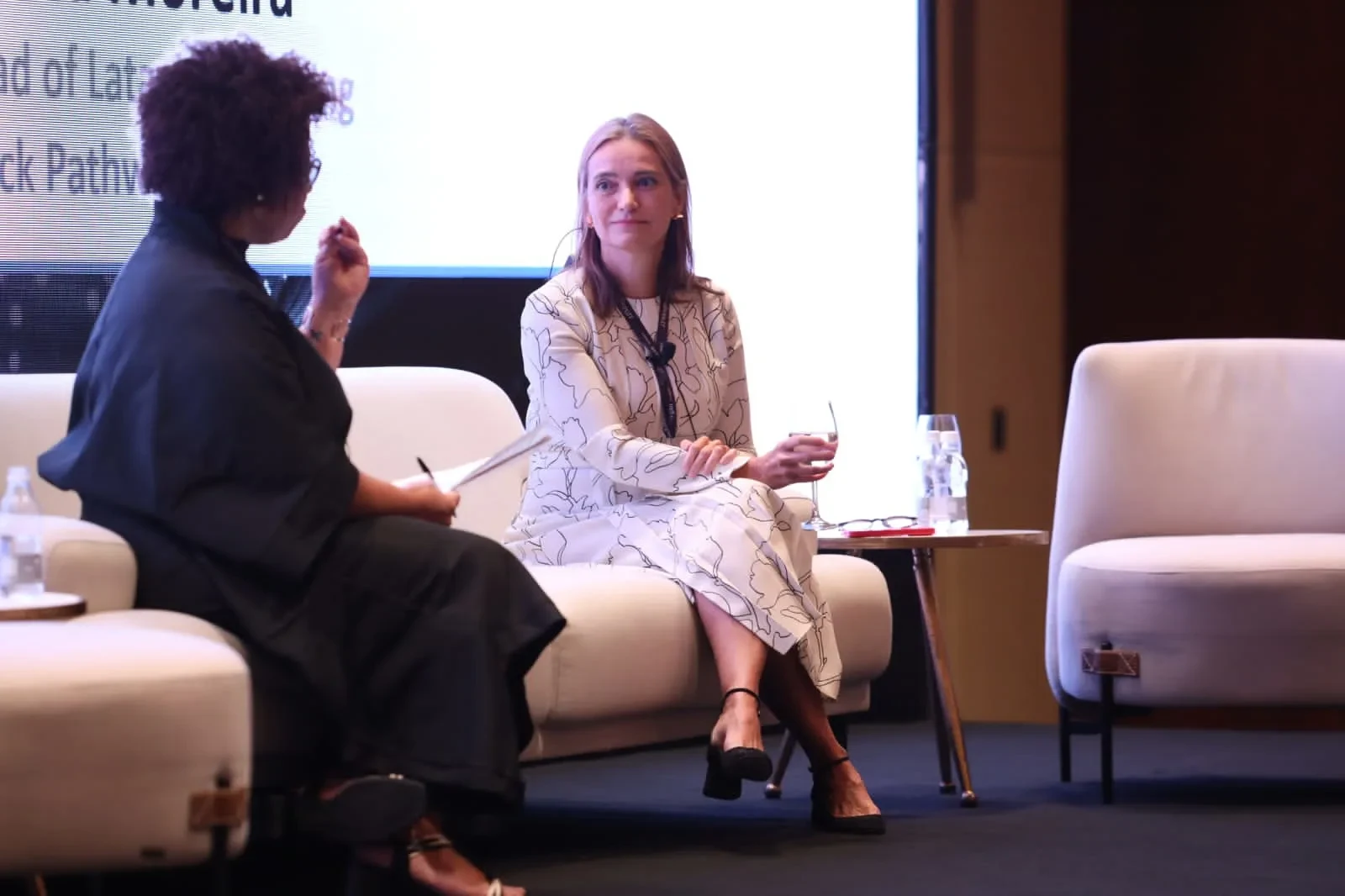 Com mediação de Selma Moreira, líder para a América Latina do programa Advancing Black Pathways do J.P Morgan, Patricia Moraes dialogou com jovens talentos da área de pagamentos