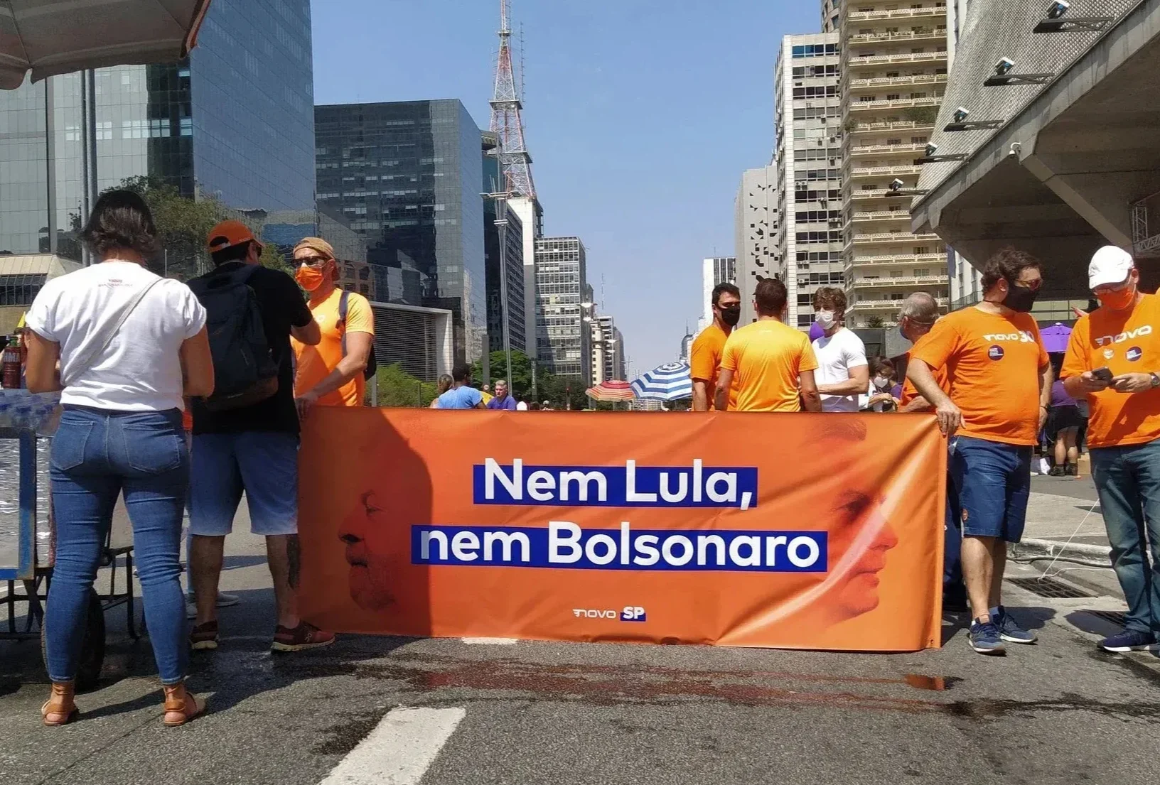 Cartaz escrito: "Nem Lula, nem Bolsonaro"