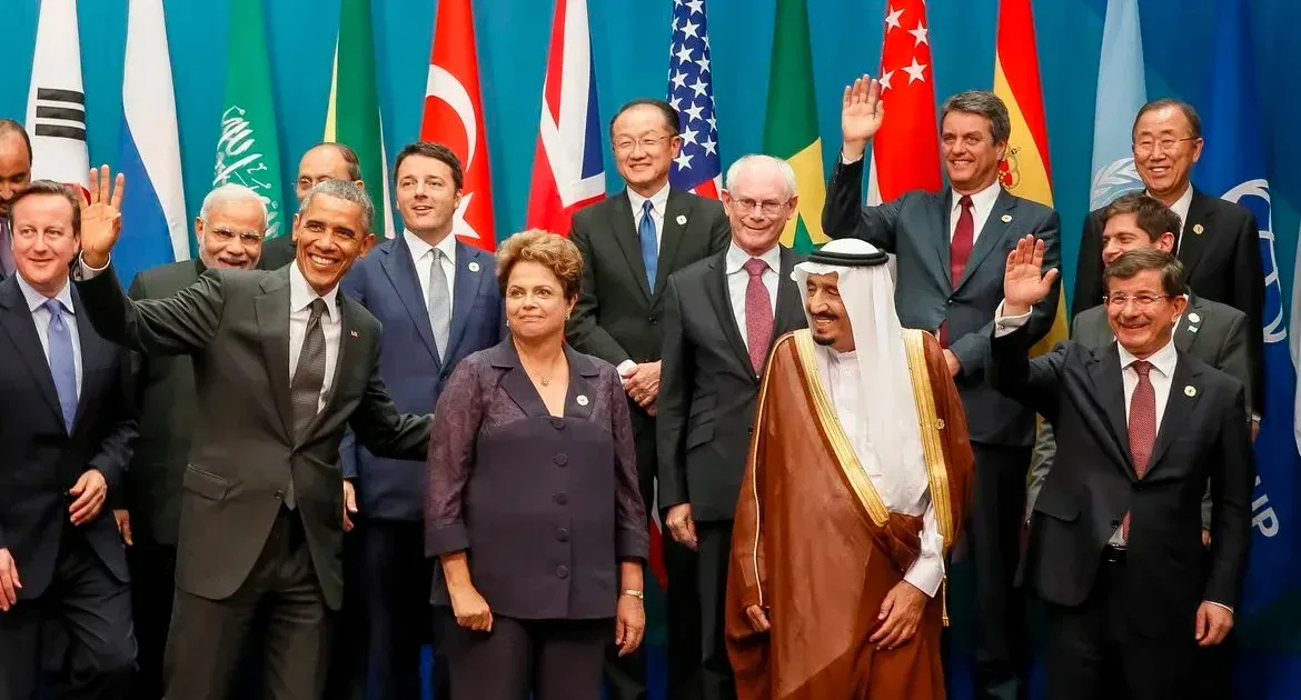 Presidenta Dilma junto aos outros lideres munidas para foto oficial.