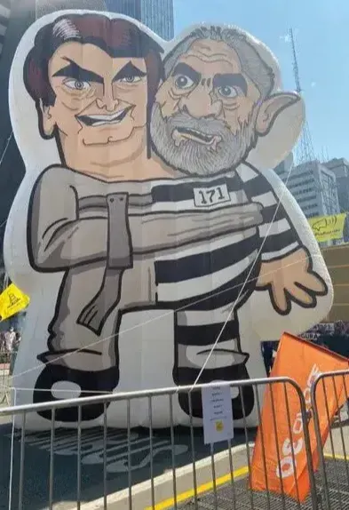 Pixuleco de Lula e Bolsonaro abraçados ... Mas errado é o PT de não ter ido, né?