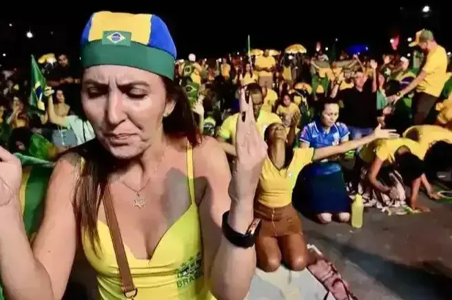 Apoiadores de Jair Bolsonaro rezam durante apuração dos votos do 2º turno em Brasília (Foto: Ruy Baron / AFP)<br>