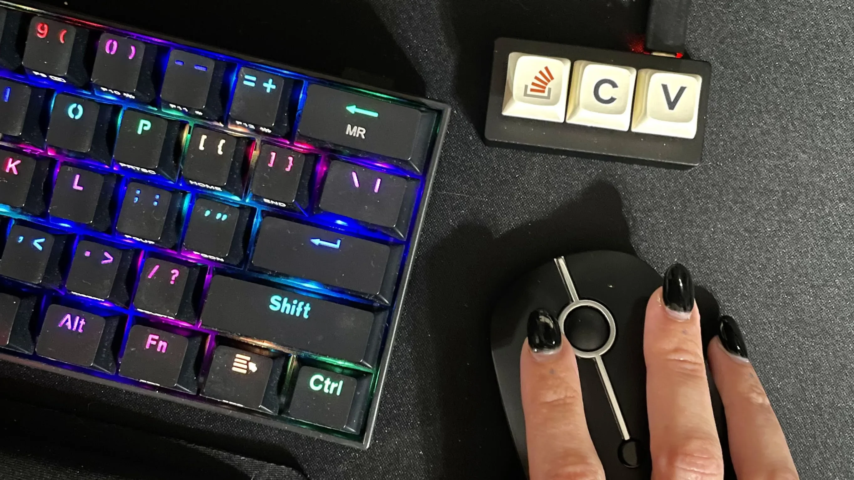 Sim, esse tecladinho de ctrl c e v existe e funciona! Cortesia da empresa, mas pode ser encontrado online também <a href="https://drop.com/buy/stack-overflow-the-key-macropad">aqui</a>