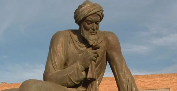 Estátua de al-Khwãrizmi na universidade Amir Kabir em Tehran.