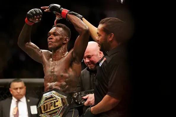 Israel Adesanya no pós luta contra Robert Whitakker.