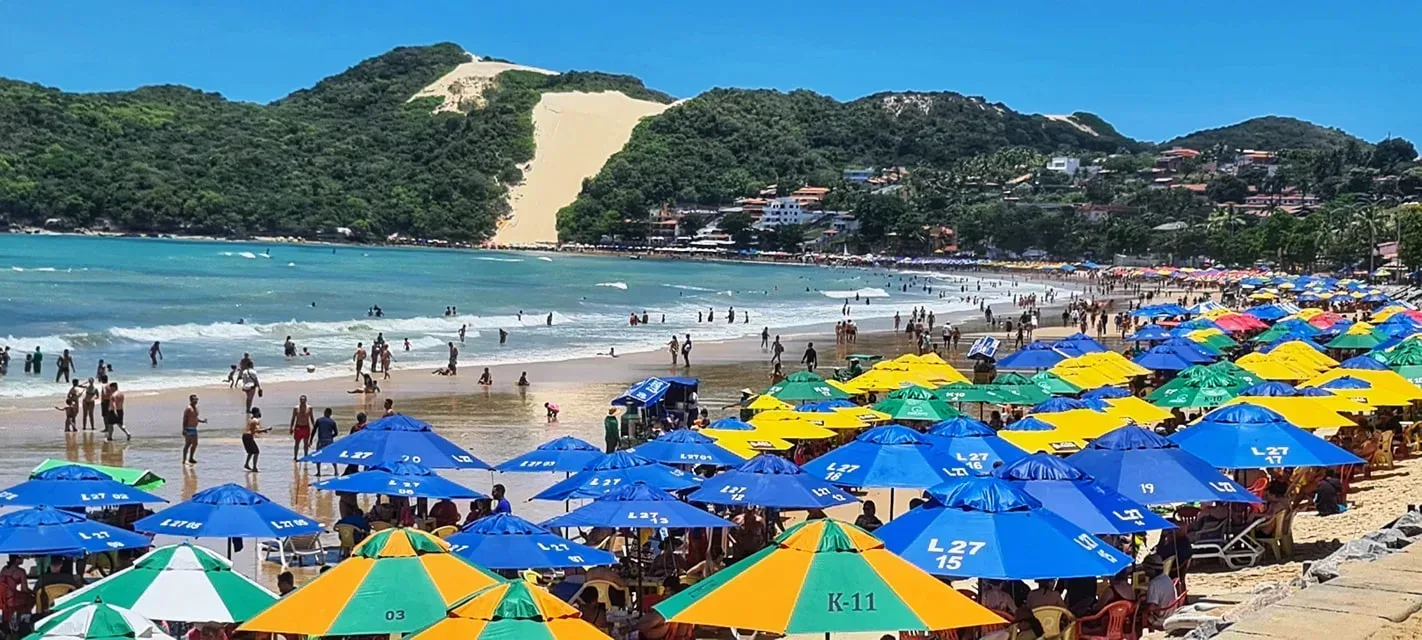 Praia de Ponta Negra com Morro do Careca, principal cartão Postal do Natal - @imagem @flaviolrezende