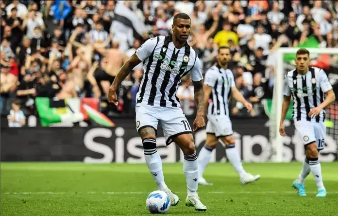 Foto: Walace andando com bola no gramado do estádio na Futebol Italiano.