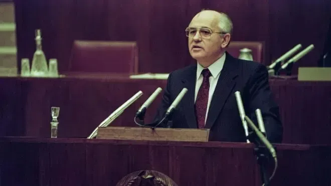 <i>Mikhail Gorbachev faz pronunciamento na última sessão do Soviete Supremo, em 24 de dezembro de 1991, véspera da dissolução da União Soviética.| Foto: Vassili Korneyev/EFE/EPA</i>