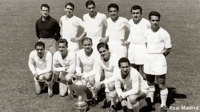 Elenco do Real Madrid com a taça da 1ª edição da Copa dos Campeões da Europa