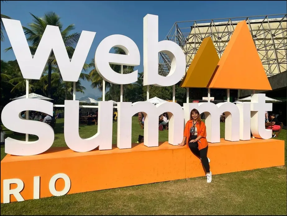 Foto de Carol Fernandes no Web Summit Rio, disponível no Instagram @carolinvest 