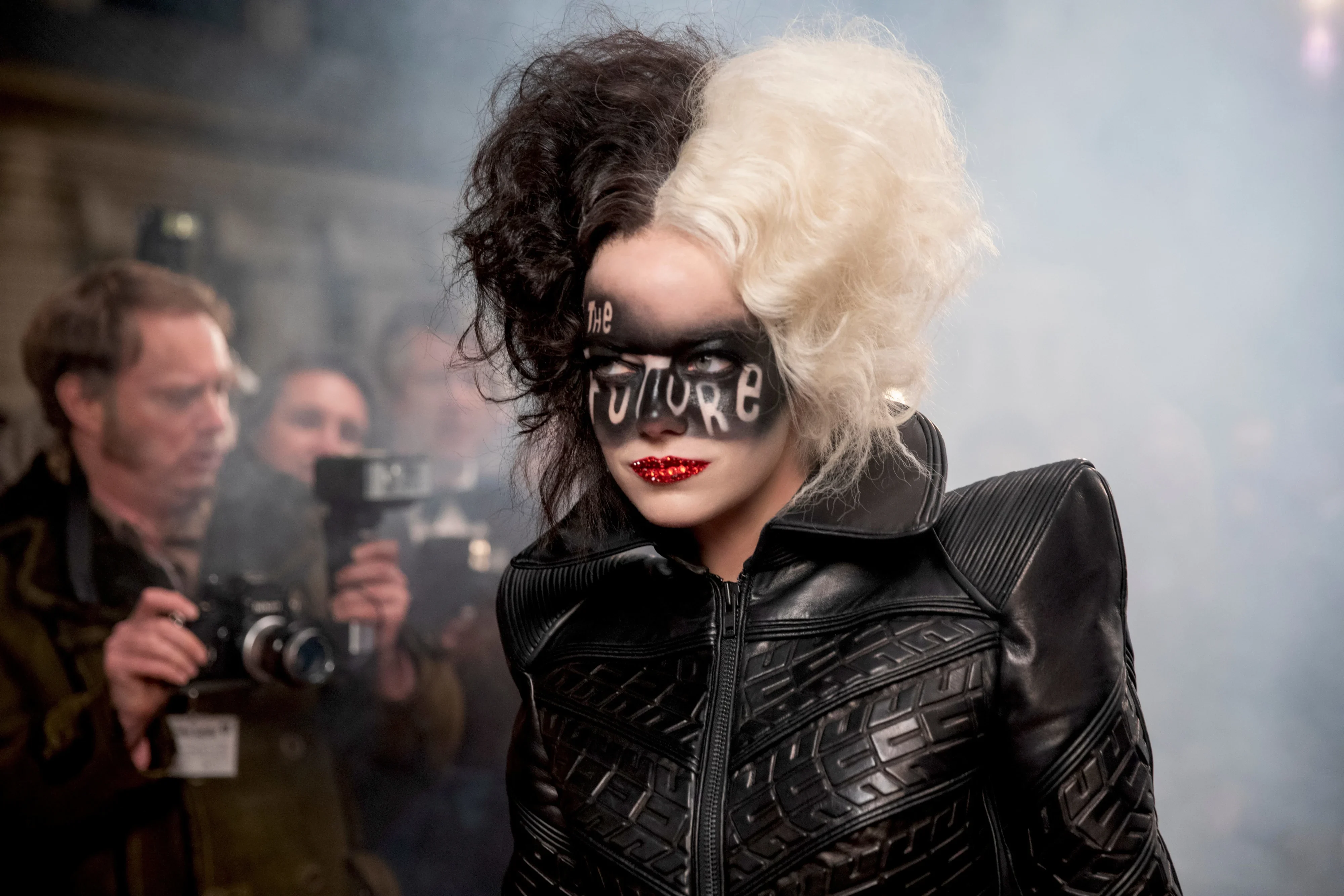 Emma Stone é Cruella, a estilista de moda que se torna a icônica vilã de <b><i>101 dálmatas</i></b>.